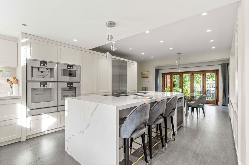 Additional image 19 of 6 bed detached house for saleRoundwood Avenue, Hutton Mount, Brentwood CM13
