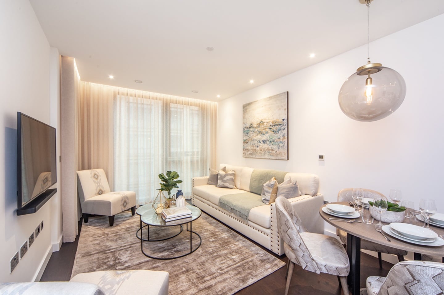 2 Bed Flat, Charles Clowes Walk, SW11, N1 7GU