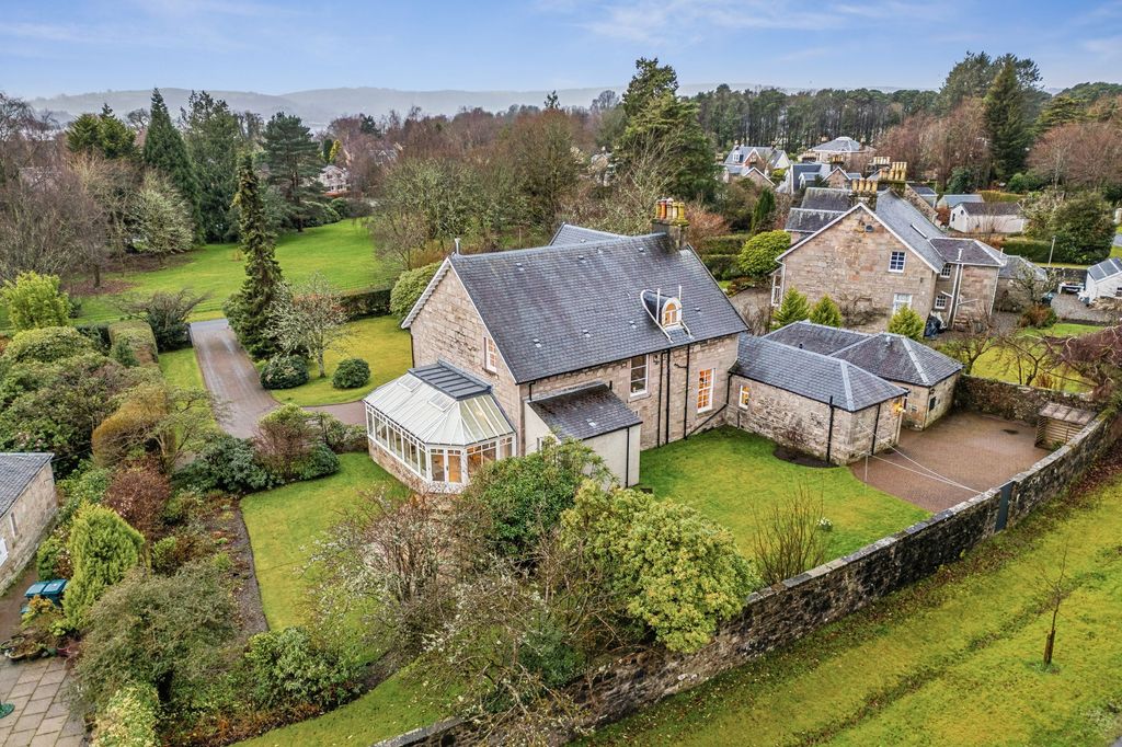 5 bed detached house for saleLower Sutherland Crescent, Helensburgh G84 photo 2