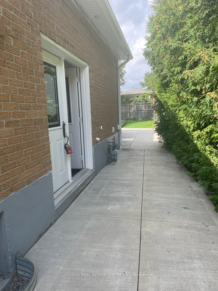 2349 Whaley Dr Drive, Mississauga, ON, L5B 2B3