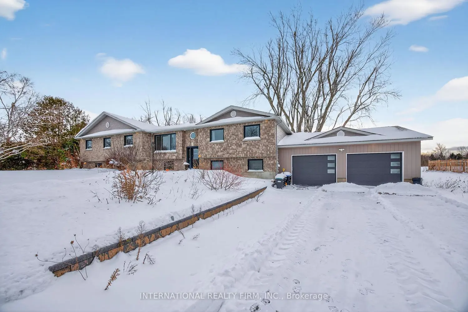 1563 15 16 Side Road photo 3