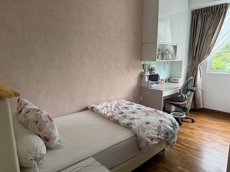 Additional image 12 of Burgundy Crescent