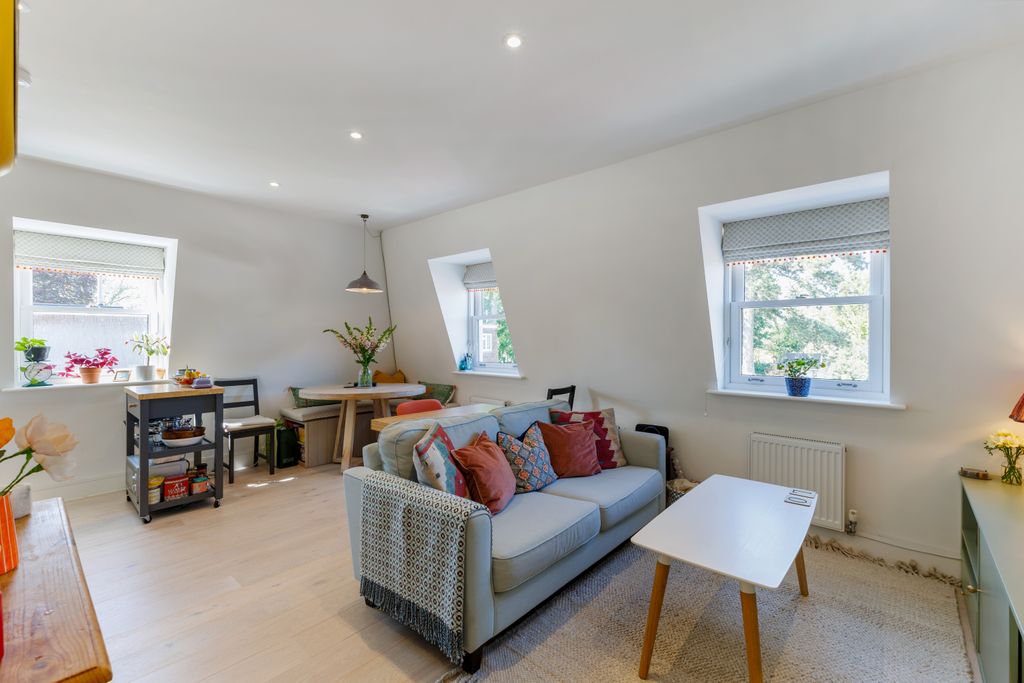 1 bed flat for saleStation Road, Bourne End SL8 photo 3
