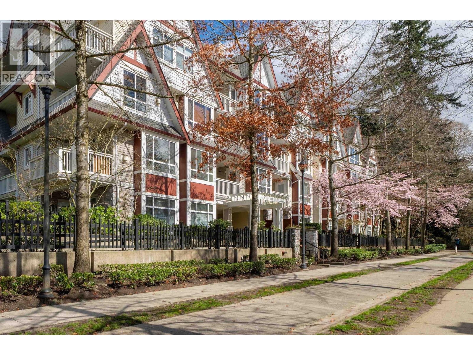 204 6833 VILLAGE GREEN