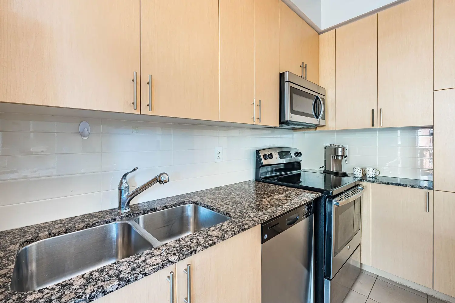 Additional image 10 of 830 Lawrence Avenue 832