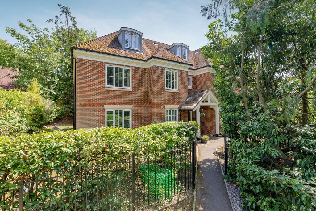 2 bed flat for saleFairways House, Sunningdale SL5