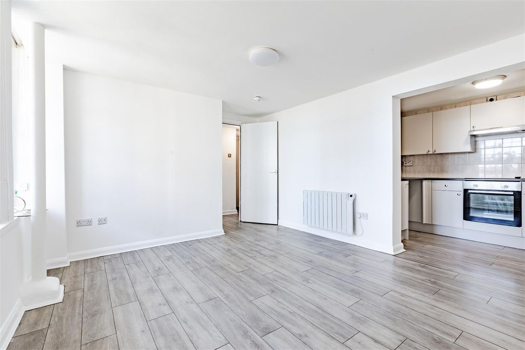 1 bed flat for saleSeaside, Eastbourne BN22 photo 2