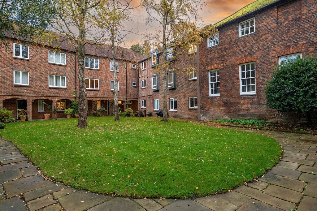 2 bed flat for saleChapter Mews, Windsor SL4 photo 3