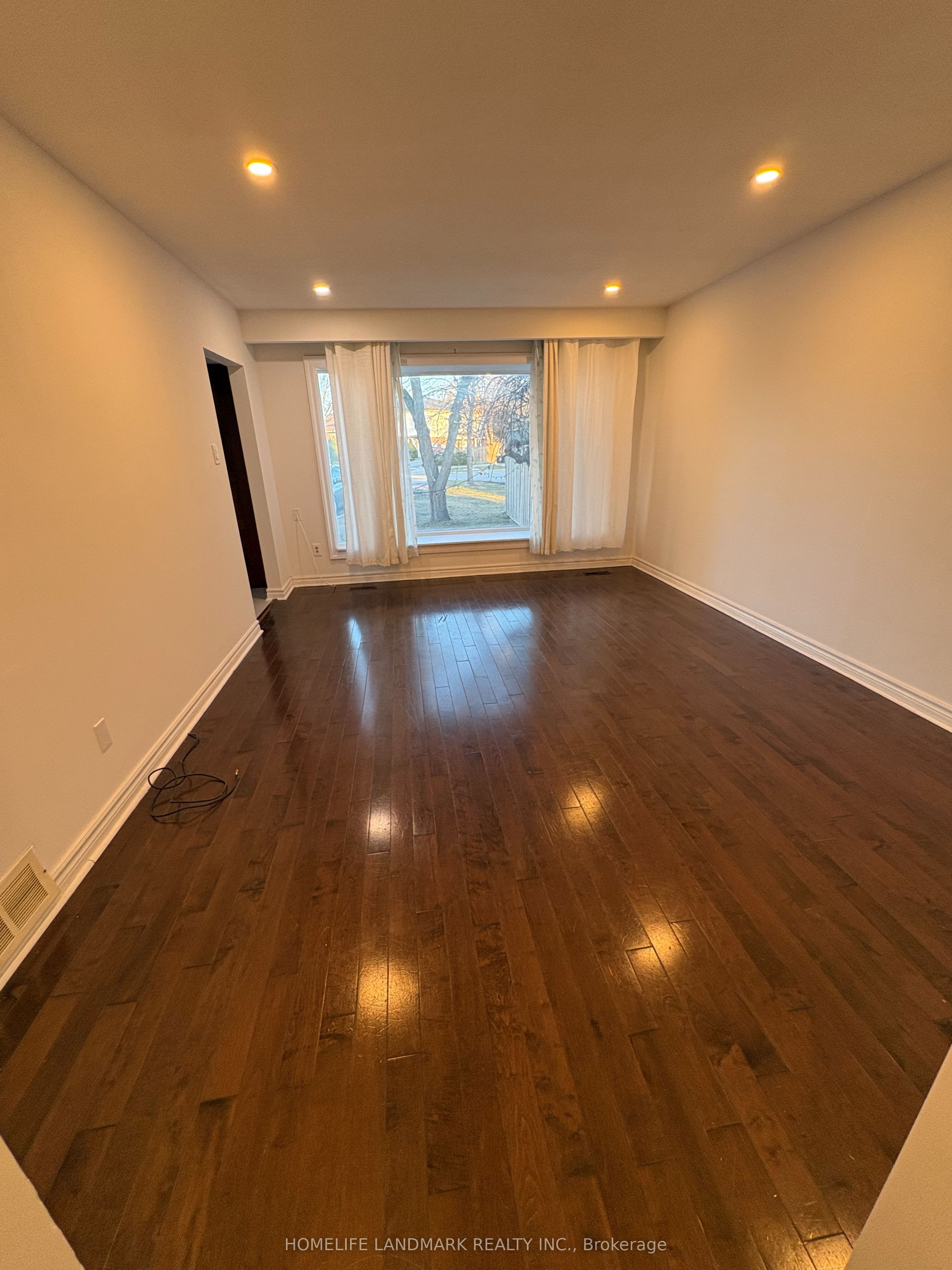 Additional image 2 of Upper-1233 Fairdale Drive, Mississauga, ON, L5C 1K3