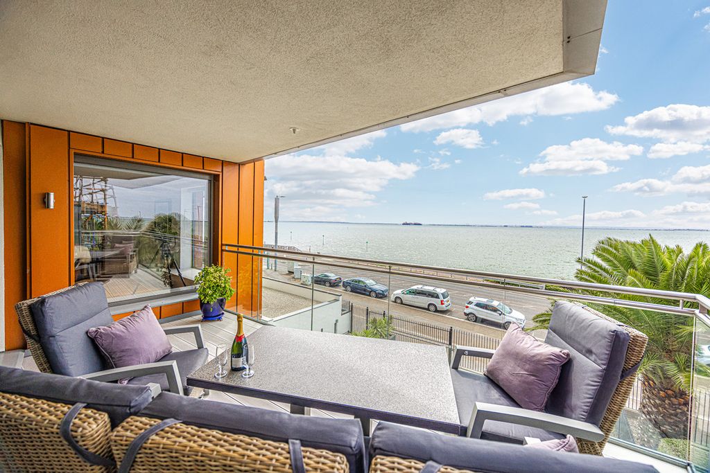 3 bed flat for saleThe Leas, Westcliff-On-Sea SS0 photo 2