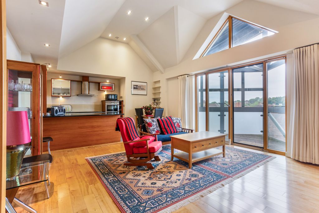 2 bed flat for saleKings Head Yard, Winchester SO23