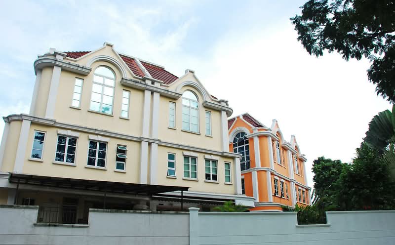 Additional image 24 of Burgundy Crescent