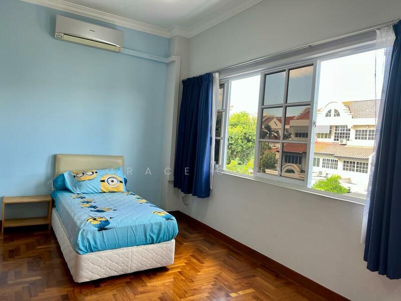 Landed Spacious Common Bedroom near Simei MRT for Rent