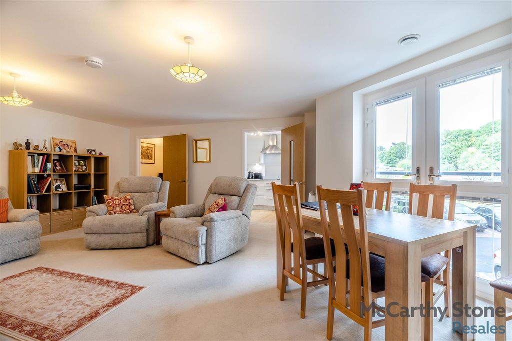 2 bed flat for saleDevonshire Place, Station Road, Buxton SK17 photo 2