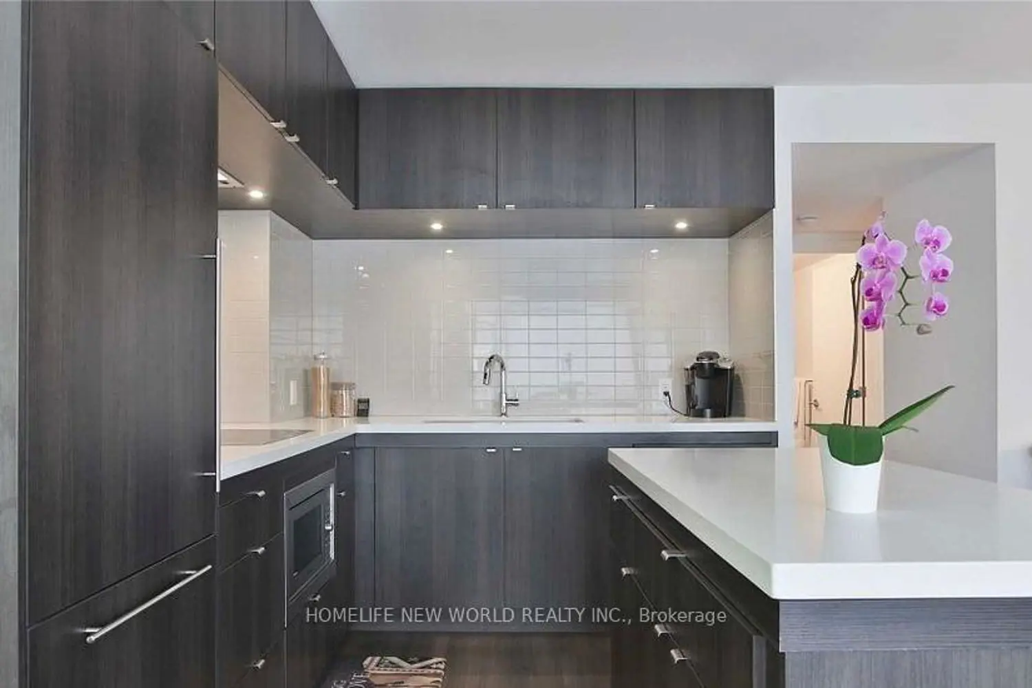 Additional image 10 of 155 Yorkville Avenue 2313