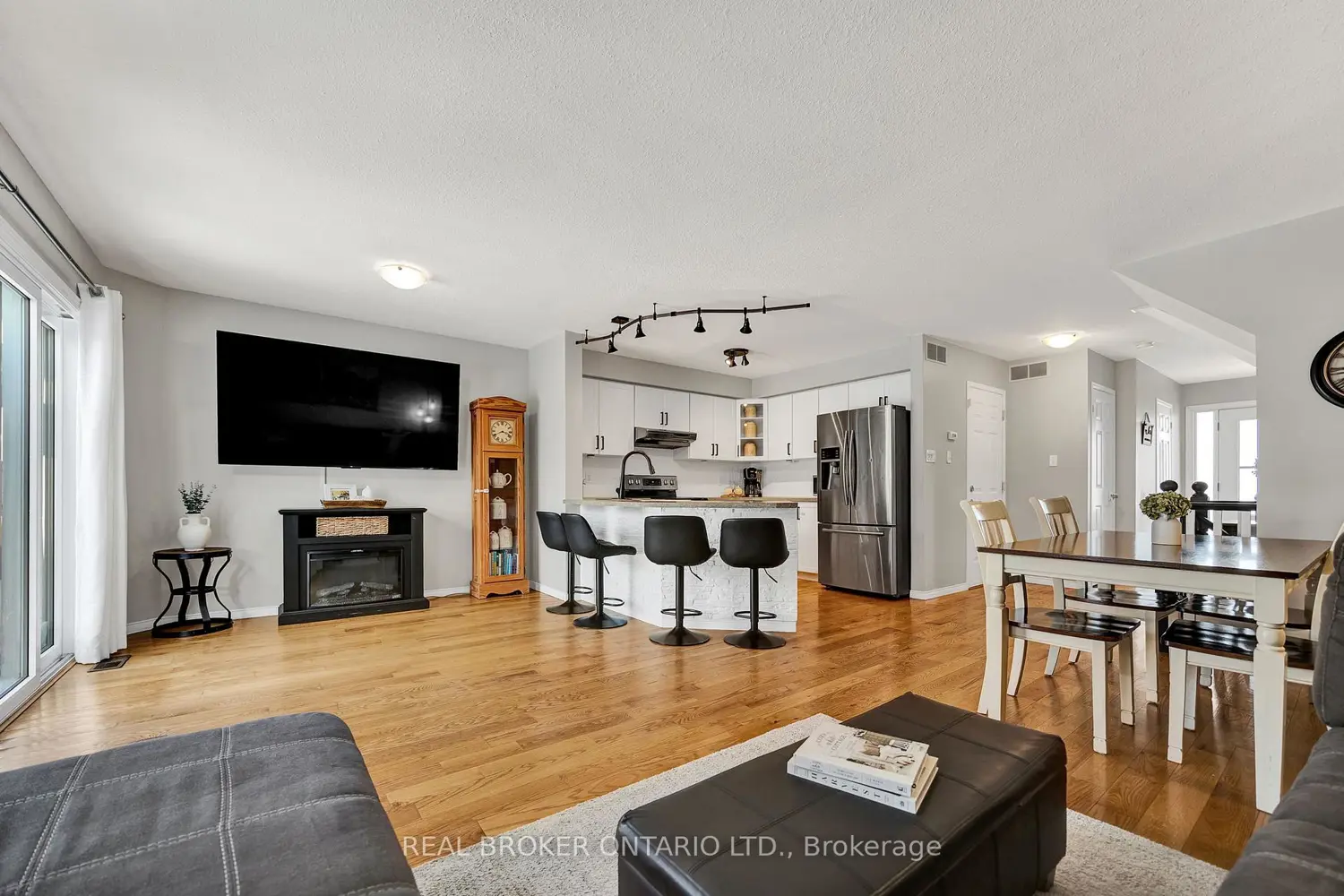 75 Peglar Crescent photo 2
