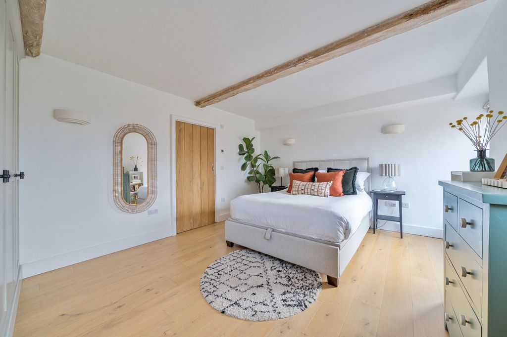 4 bed barn conversion for saleStock Hill, Littleton-Upon-Severn BS35 photo 5
