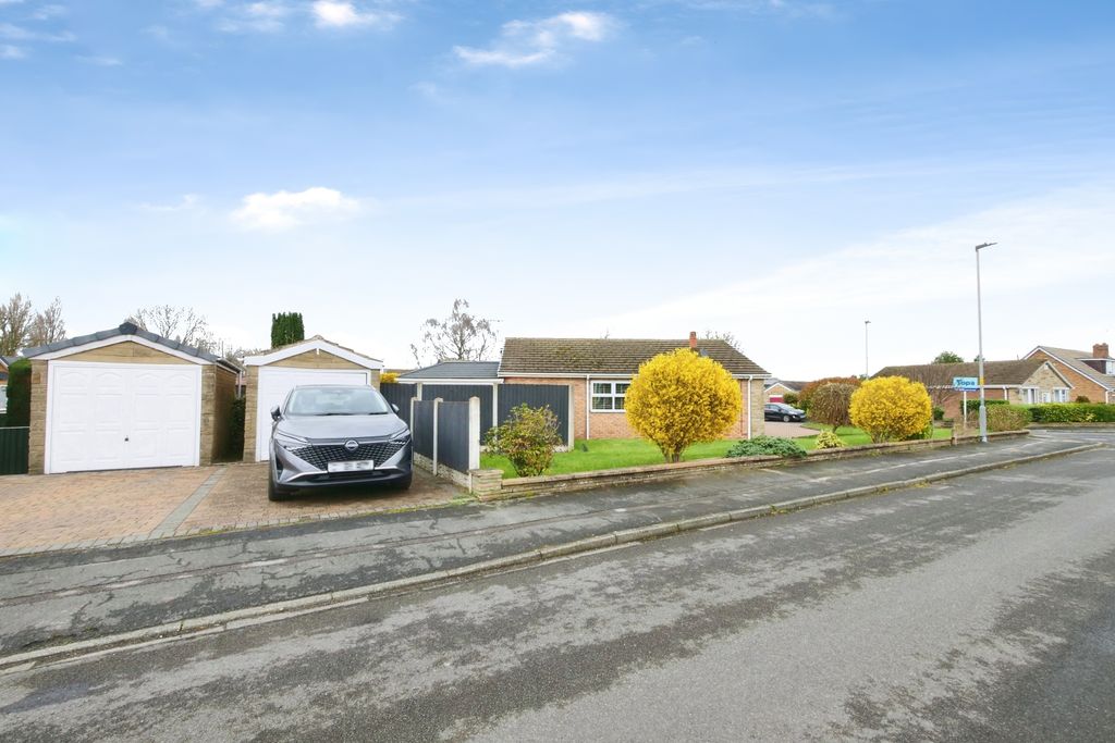 3 bed detached bungalow for saleLime Tree Close, Thorpe Willoughby, Selby YO8 photo 5