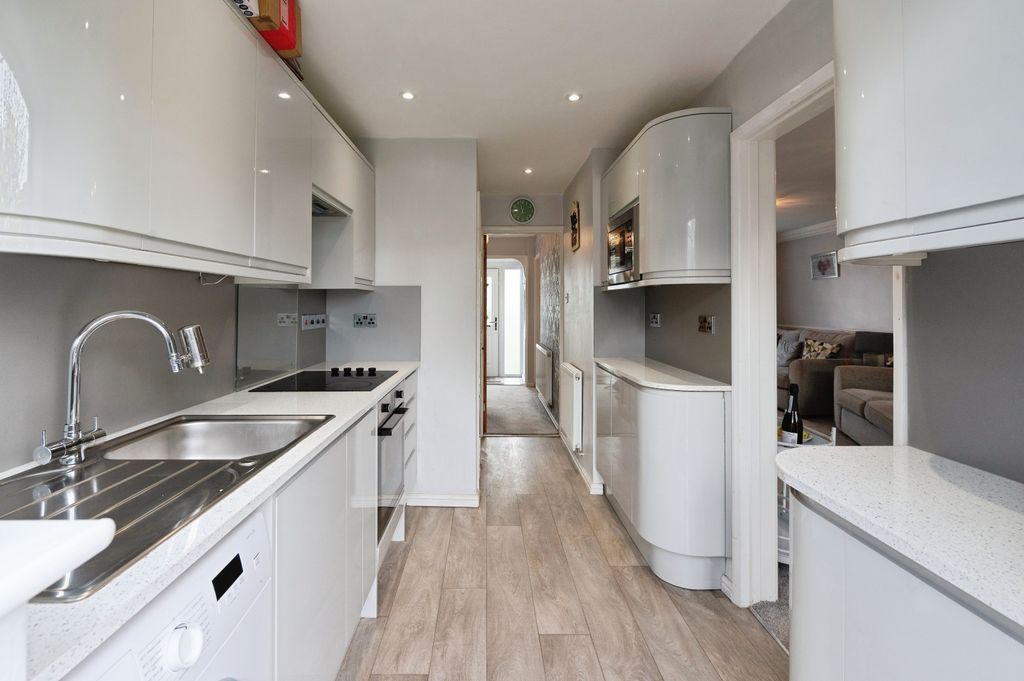 3 bed terraced house for saleGreat Gregorie, Basildon SS16 photo 4
