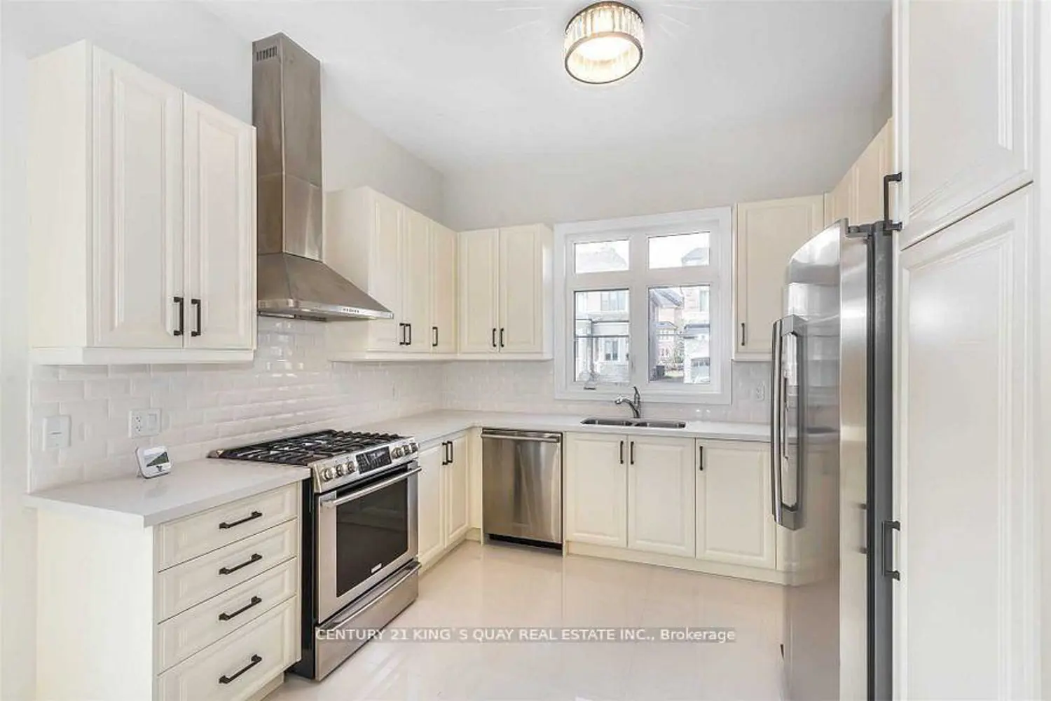 102 Giardina Crescent photo 3