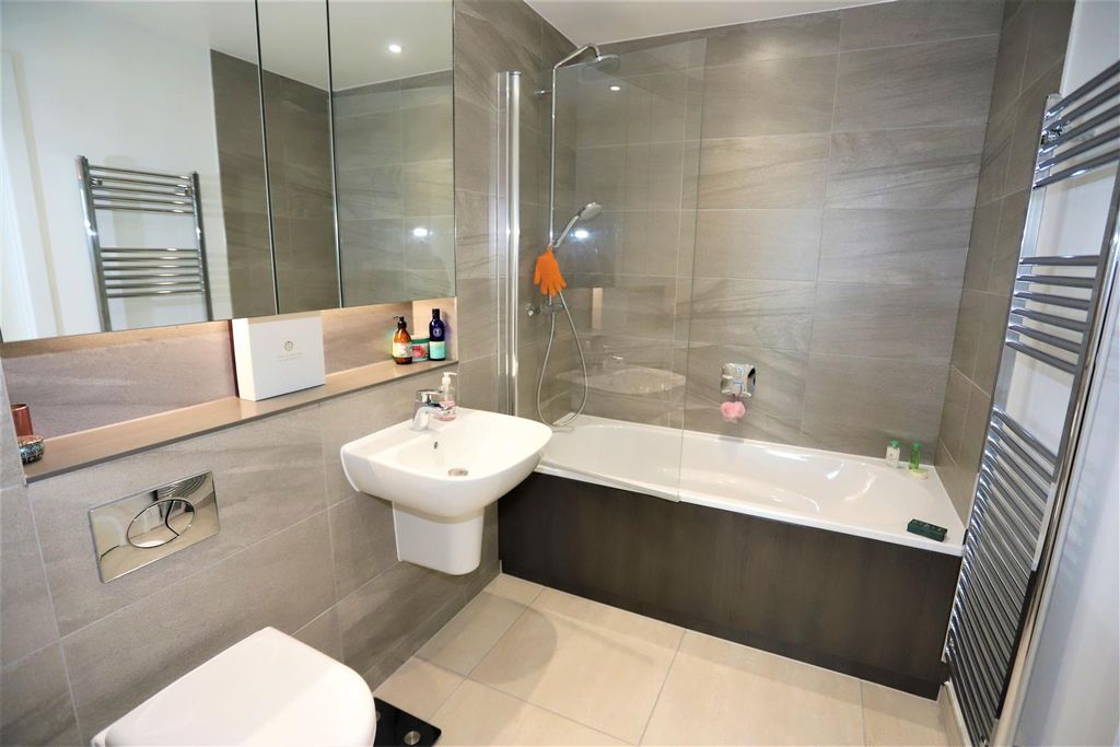 2 bed flat for saleMiddlewood Locks, Lockgate Square M5 photo 5