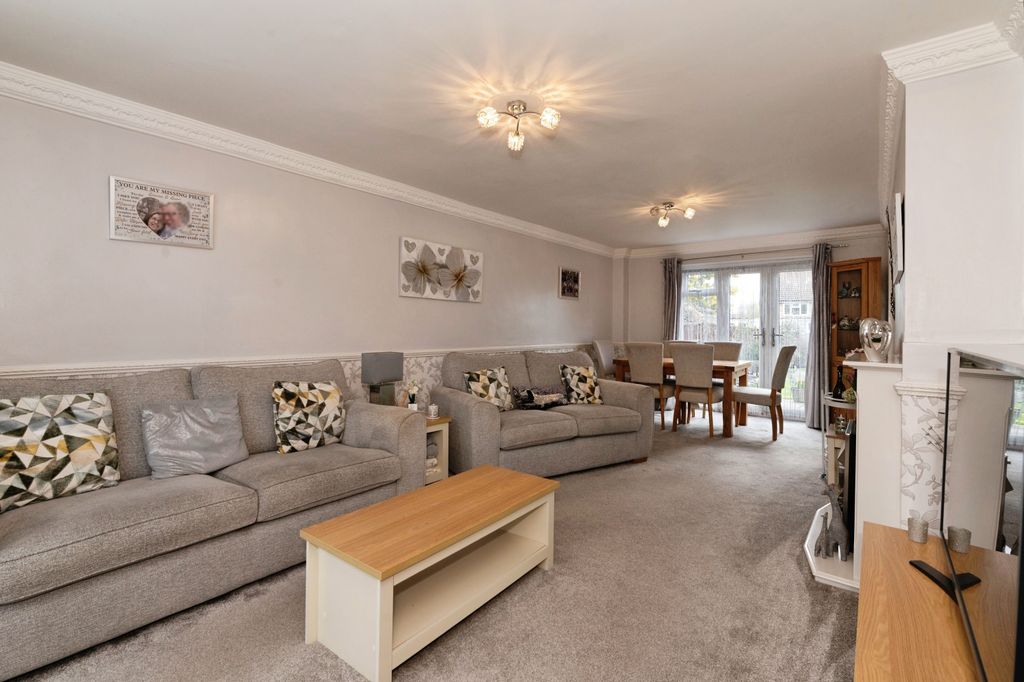 3 bed terraced house for saleGreat Gregorie, Basildon SS16 photo 5