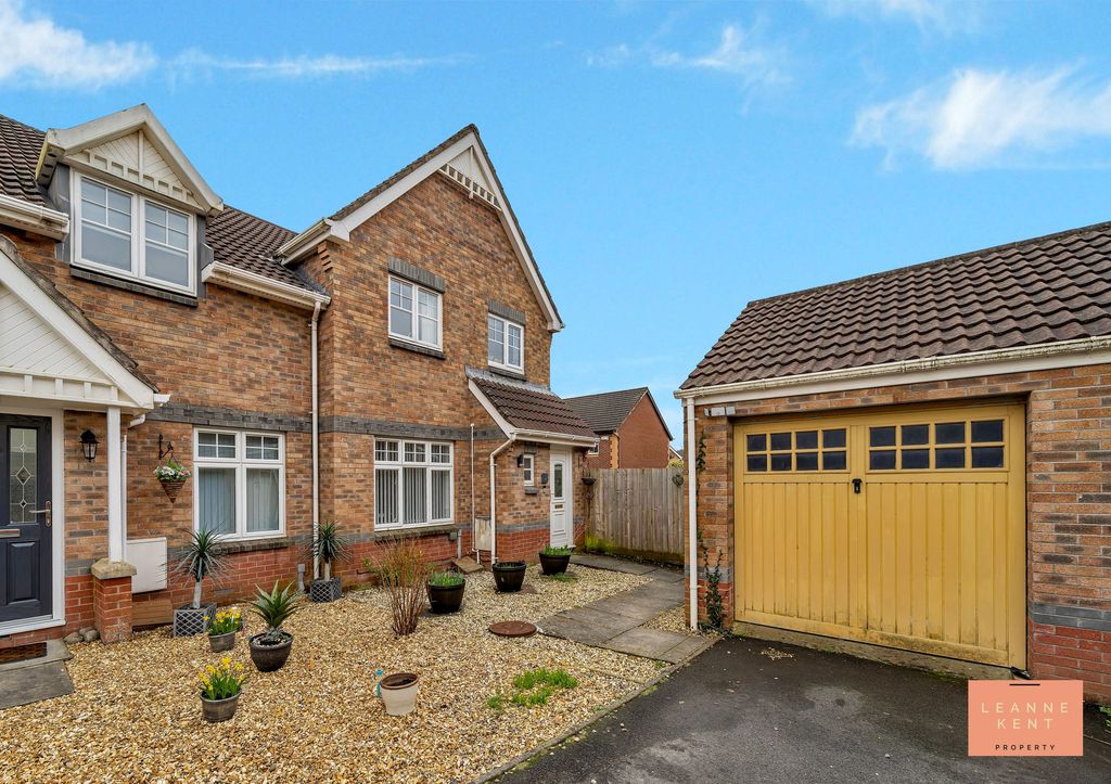 3 bed semi-detached house for saleStryd Hywel Harris, Ystrad Mynach CF82