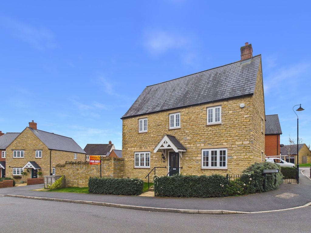 3 bed semi-detached house for saleRoberts Road, Silverstone NN12