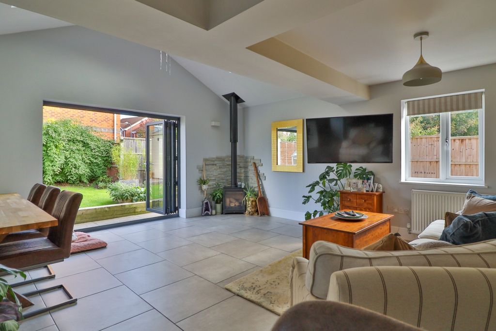4 bed semi-detached house for saleDunkirk Drive, Norton WR5