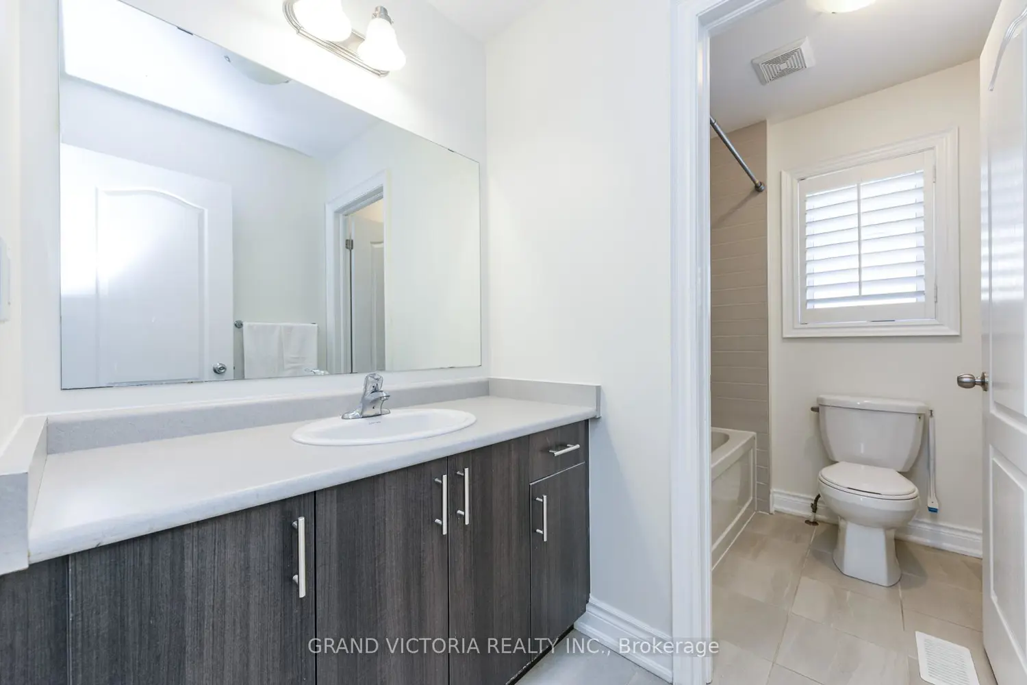 Additional image 15 of 4 Mussle White Road