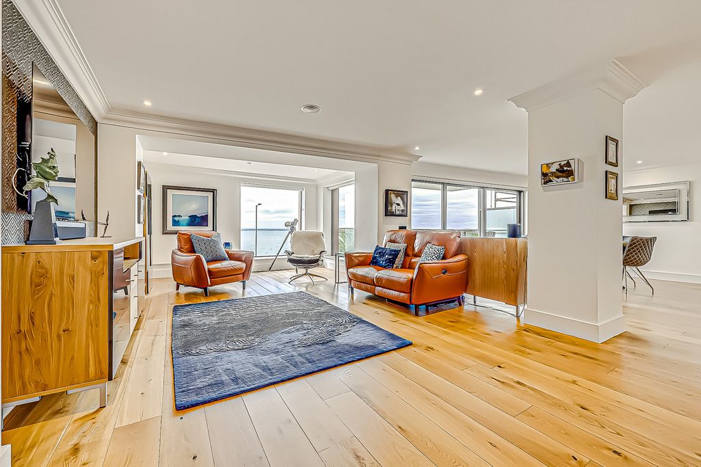 3 bed flat for saleThe Leas, Westcliff-On-Sea SS0 photo 4