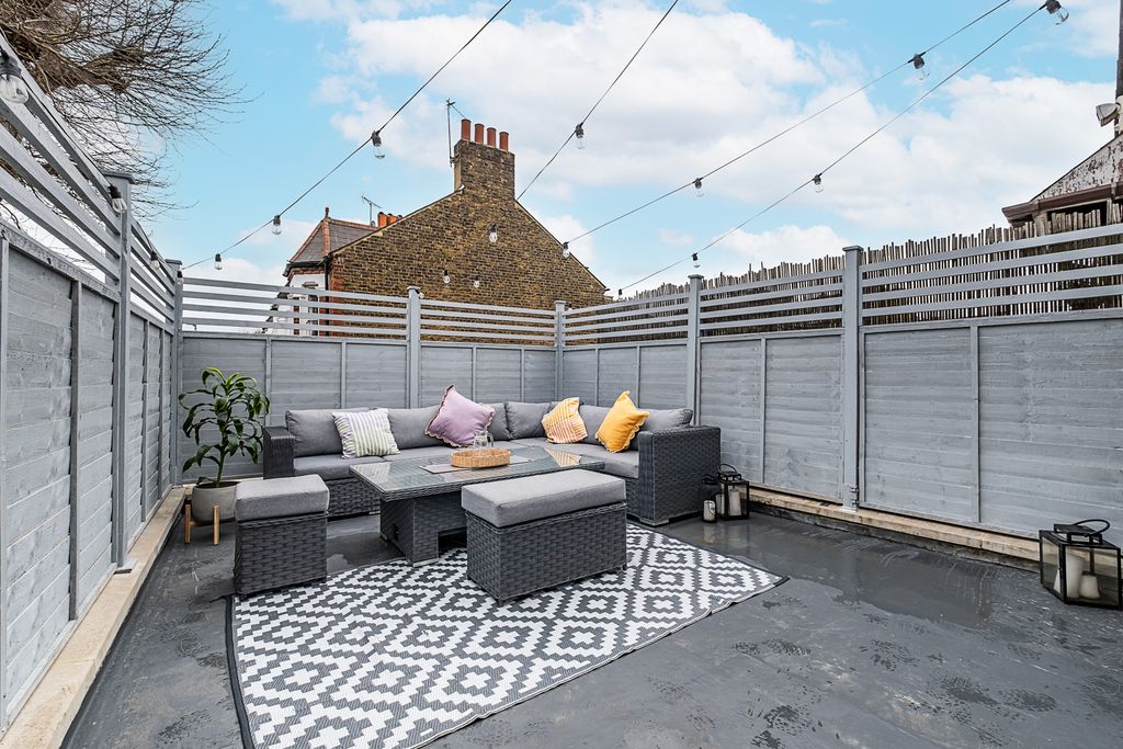 2 bed maisonette for saleSt. Ann's Crescent, London SW18
