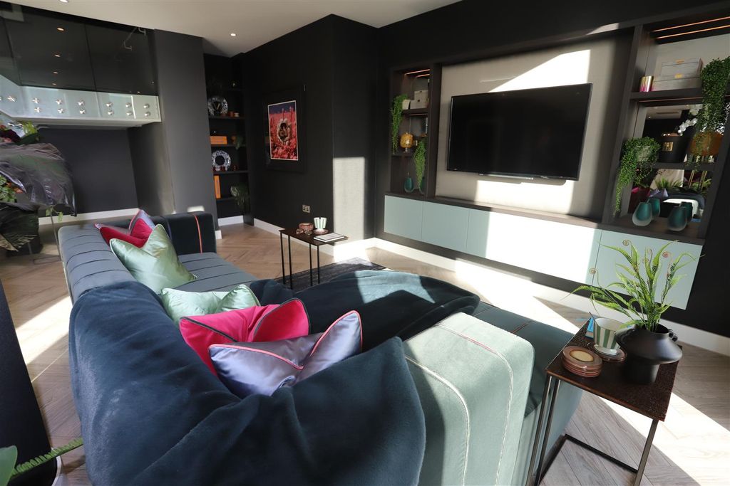 3 bed flat for saleThe Blade, New Jackson M15 photo 5