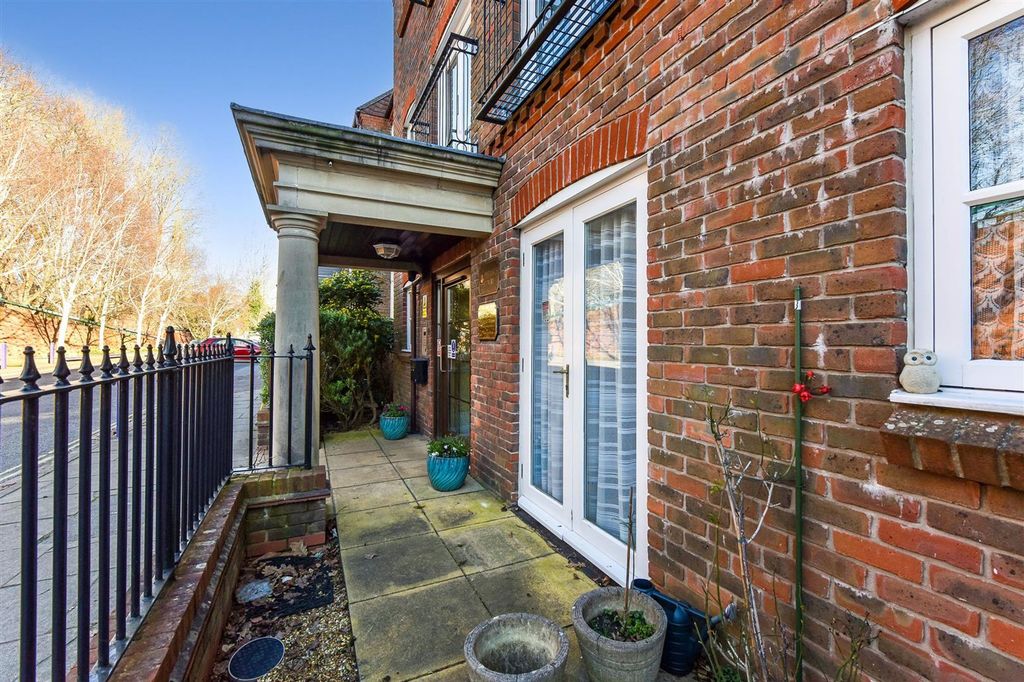 1 bed flat for saleDeanery Close, Chichester PO19 photo 4