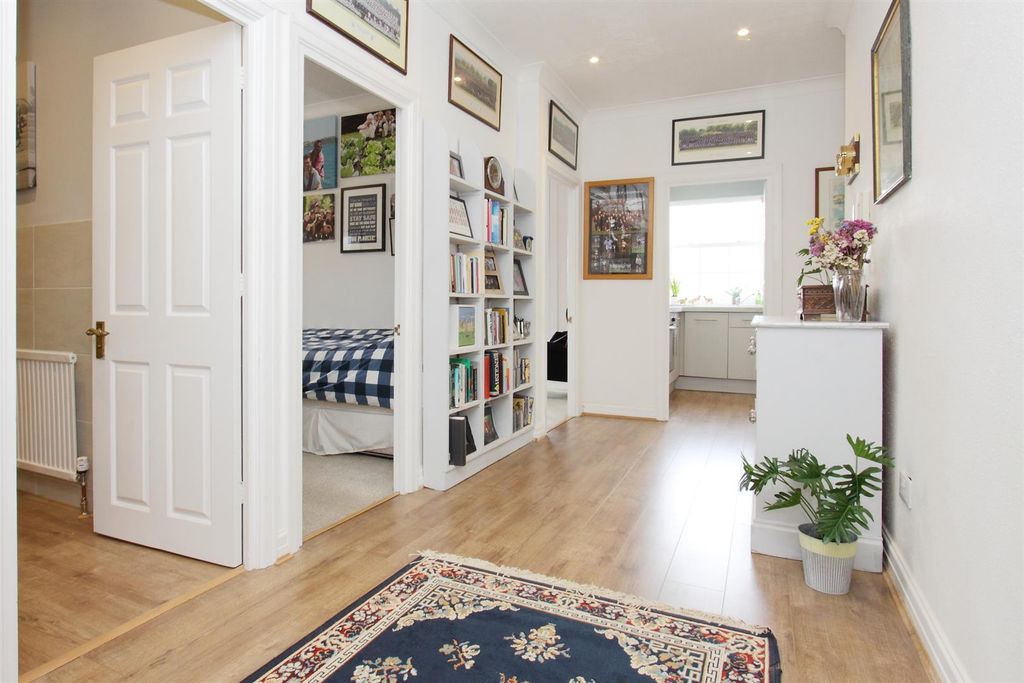 2 bed flat for saleThe Close, Salisbury SP1 photo 3