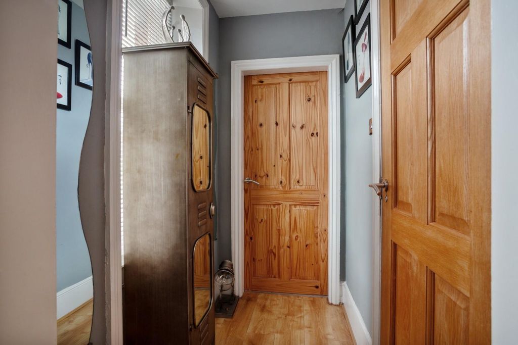 1 bed flat for saleMiddle Street, Harnham SP2 photo 4