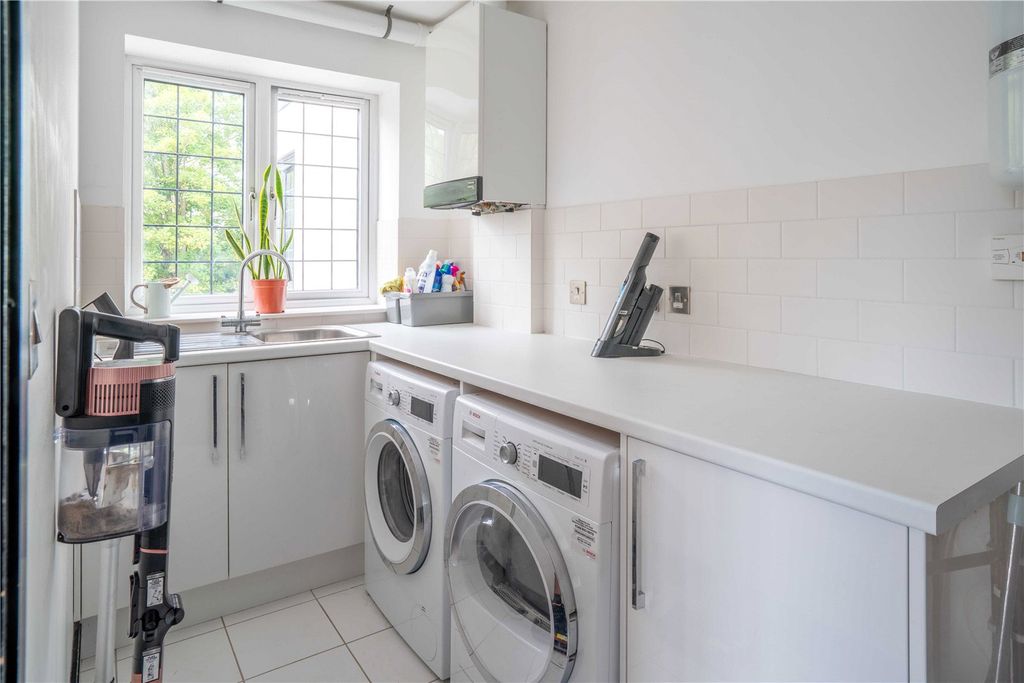 Additional image 14 of 3 bed flat for saleHigh Road, Chigwell, Essex IG7
