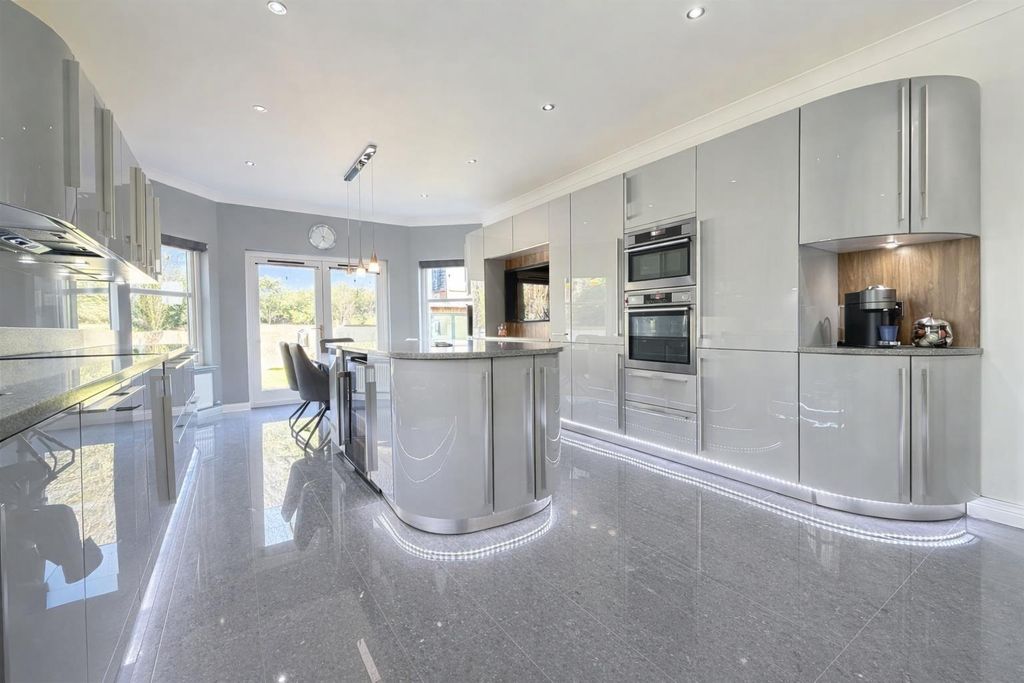 5 bed detached house for saleStation Road, Bothwell, Glasgow G71 photo 4