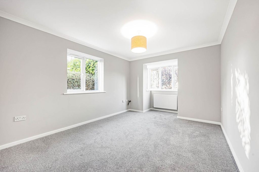 2 bed flat for saleHeath End Road, Baughurst RG26 photo 4