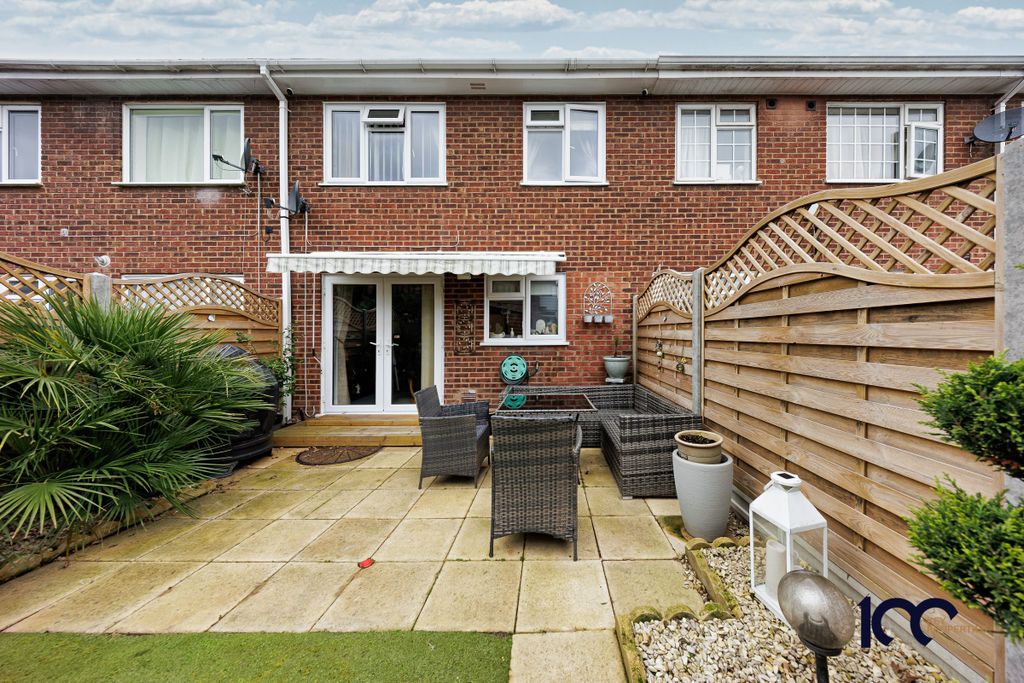 3 bed terraced house for saleCrownmead Way, Romford RM7