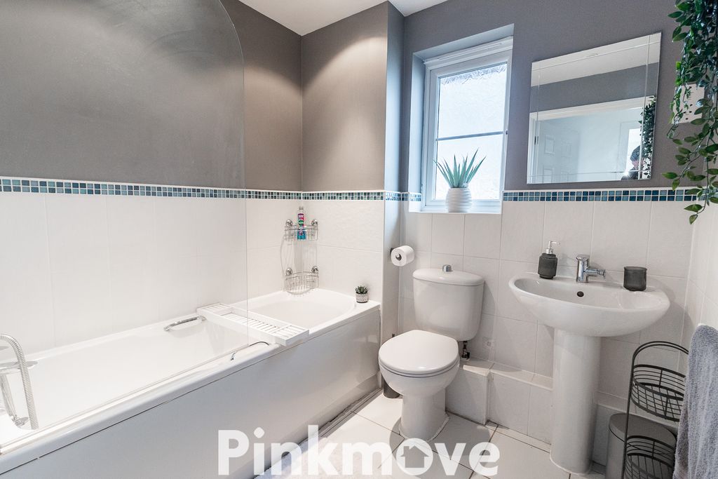 2 bed flat for salePowis Close, Newport NP10 photo 3