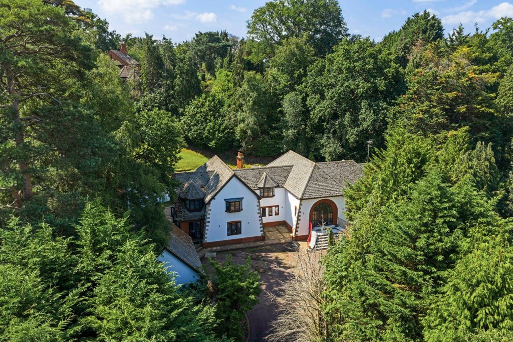 5 bed detached house for saleGolf Club Road, St George's Hill KT13