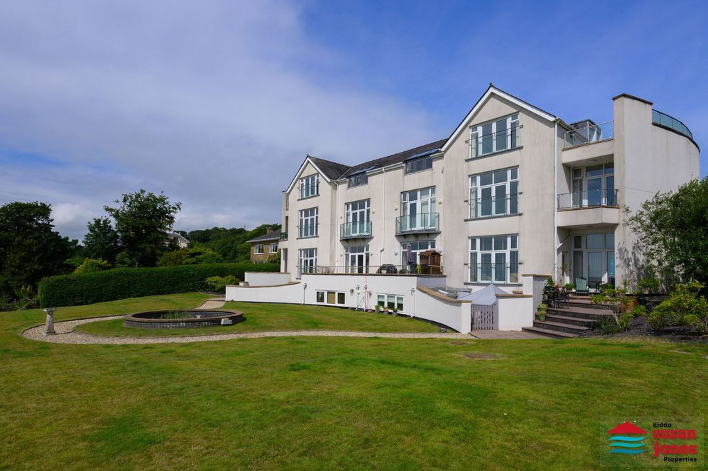 3 bed penthouse for salePenthouse, Bryn Hafan, Pwllheli LL53