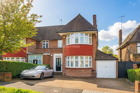 Dorchester Gardens, Hampstead Garden Suburb Borders NW11
