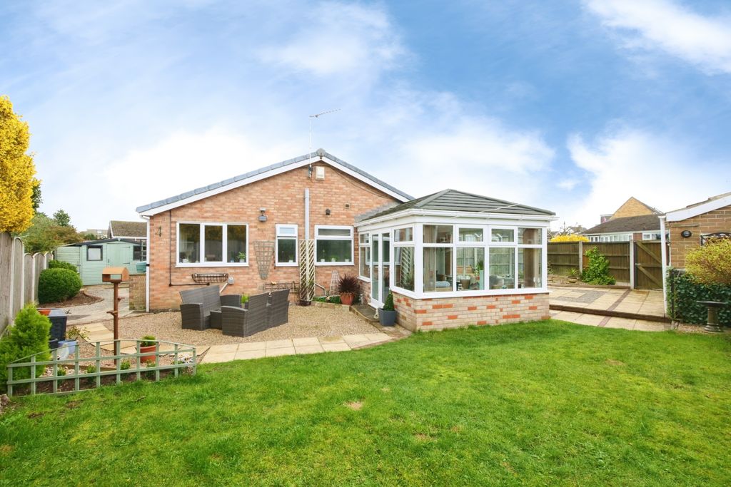 3 bed detached bungalow for saleLime Tree Close, Thorpe Willoughby, Selby YO8 photo 3