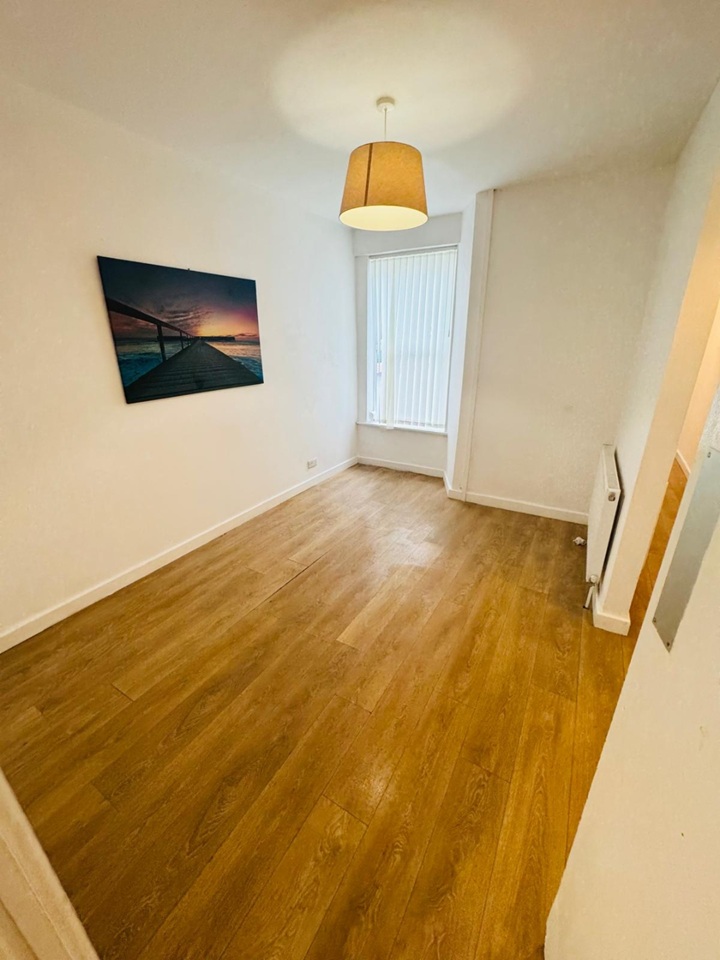 3 Bed Terraced House, Ukraine Road, M7, N1 7GU