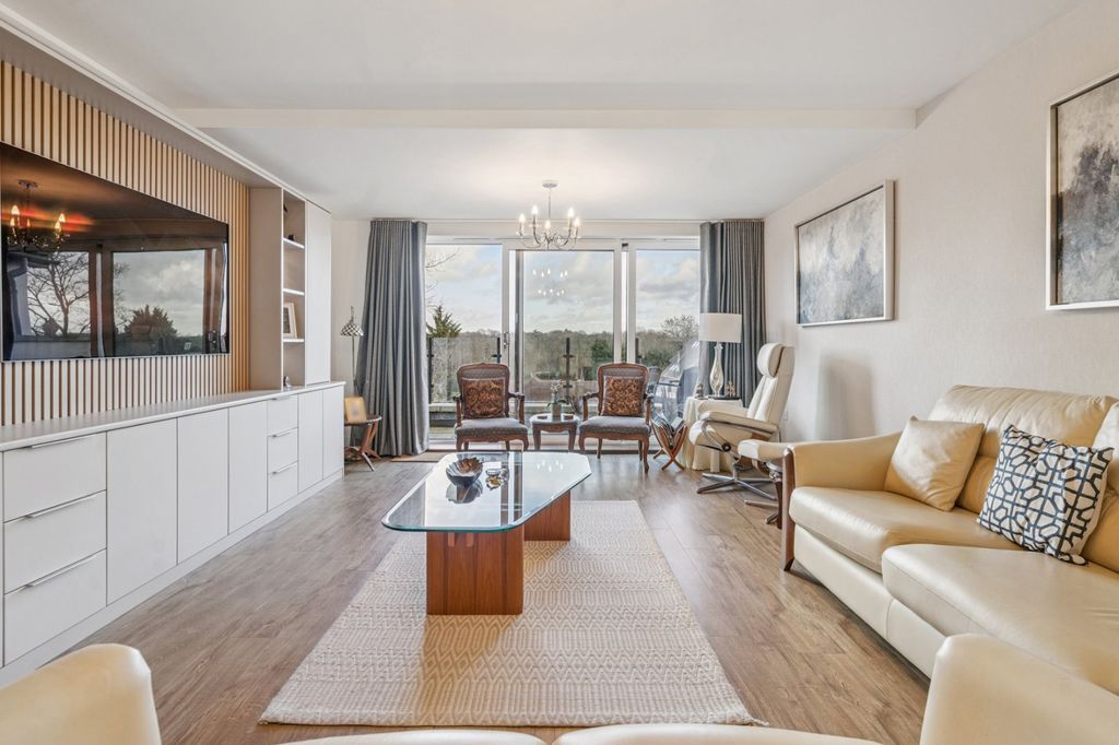 Additional image 7 of 3 bed flat for saleSouth Park Crescent, Gerrards Cross, Buckinghamshire SL9