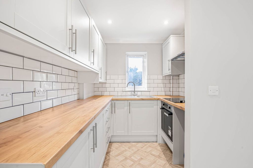 2 bed flat for saleHeath End Road, Baughurst RG26 photo 2