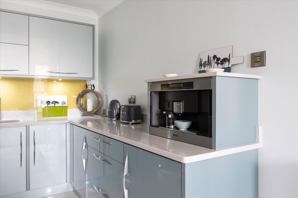 2 bed flat for saleMontpellier Spa Road, Cheltenham, Gloucestershire GL50 photo 3