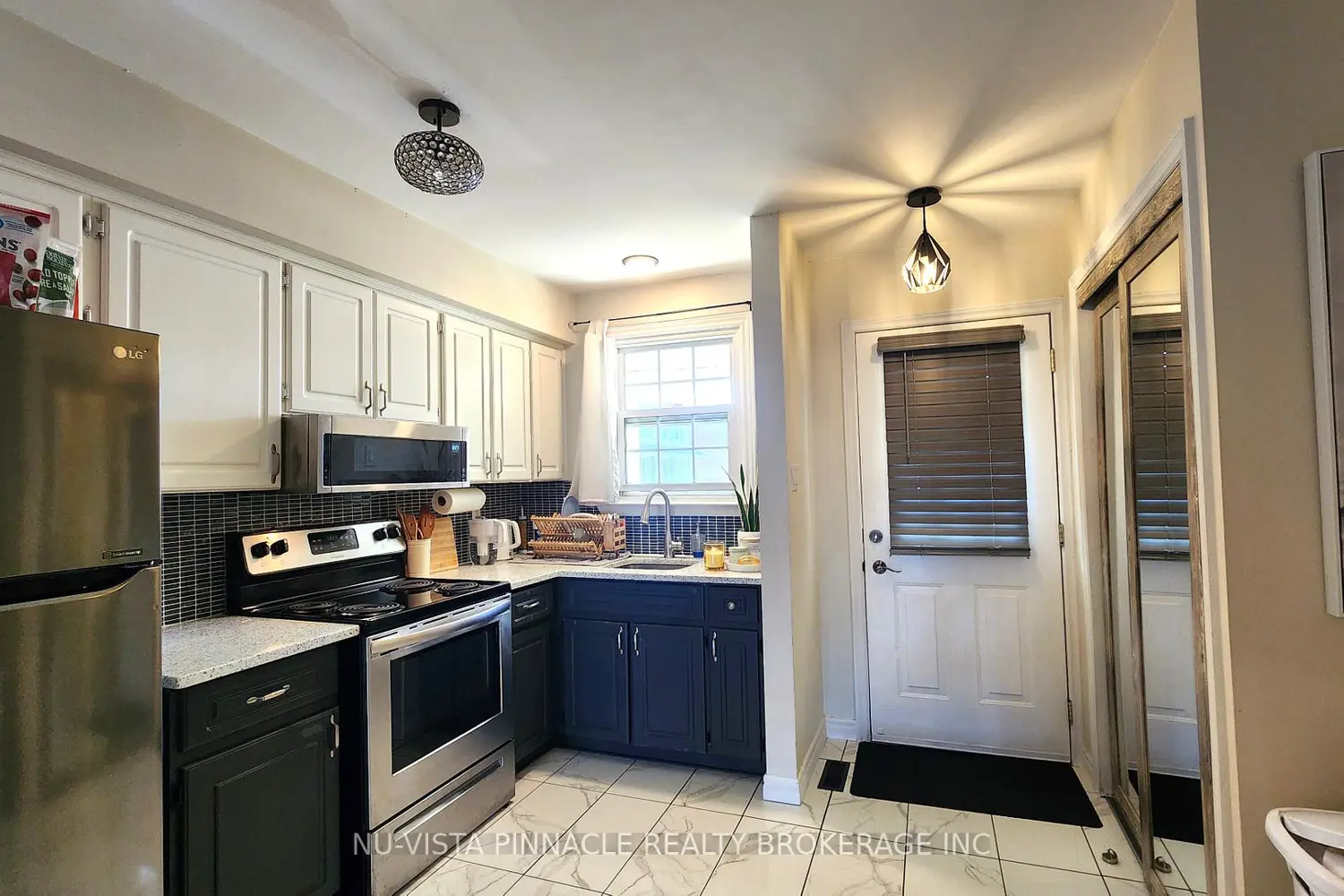 143 Wellesley Crescent E photo 2